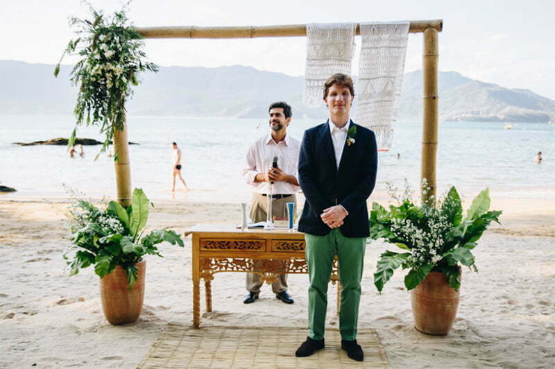 Traje do noivo para mini wedding na praia.