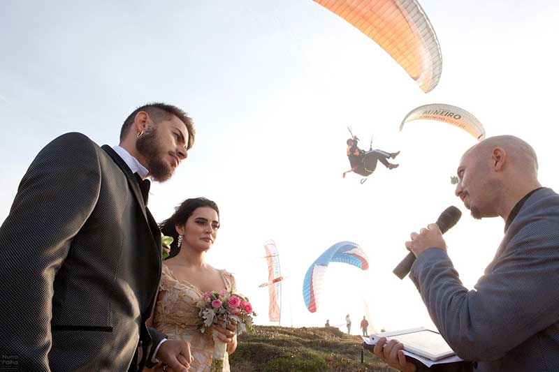 Casal escolheu fazer um voo de paragliding durante a cerimônia de casamento