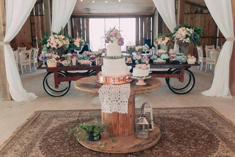 Mesa de doces e bolo casamento rústico