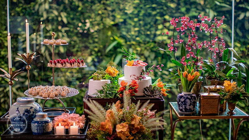 Mesa de doces e bolos para mini wedding.