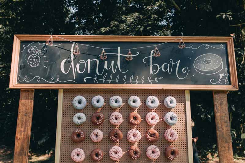 Bar de donuts casamento rústico ao ar livre