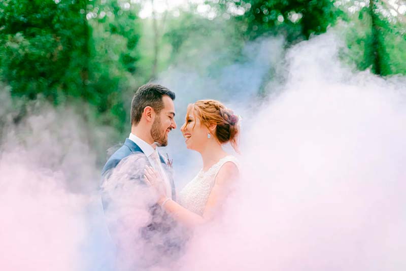 Ensaio noivos no bosque com fumaça colorida