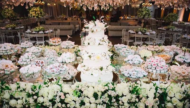 Decoração de casamento clássica com flores e elementos brancos