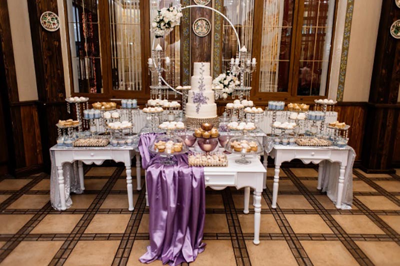Mesa de doces decorada para mini wedding