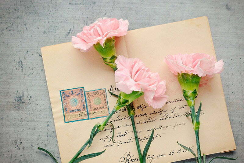 envelope com mensagem para presente de casamento e flores