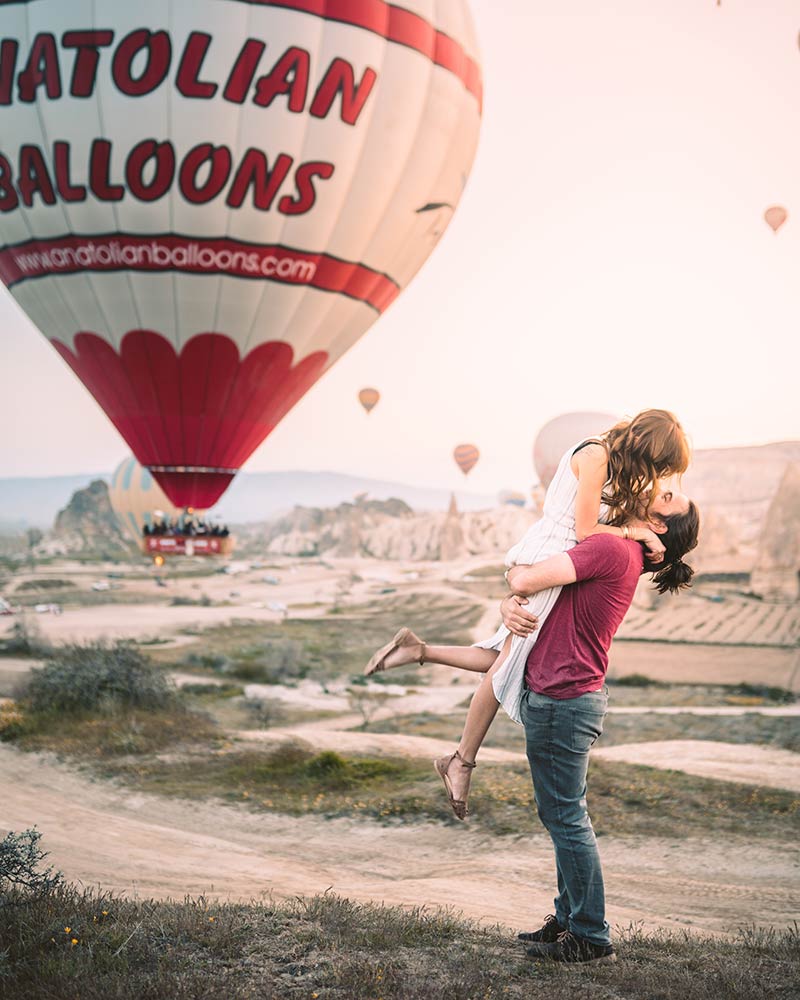 noivos em viagem de balão